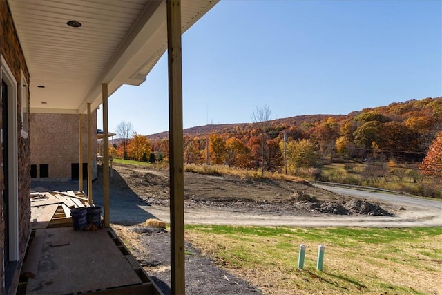 view of yard featuring a mountain view