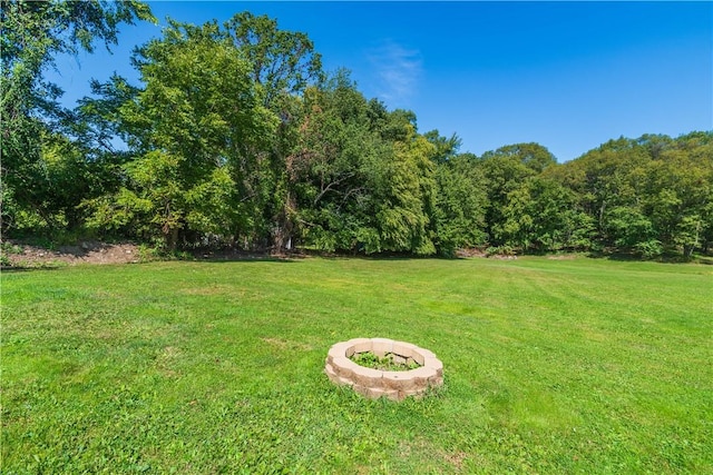 view of yard featuring an outdoor fire pit