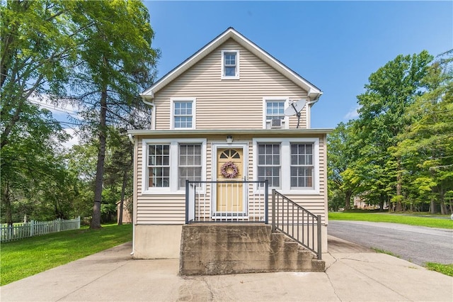 view of front facade featuring a front yard