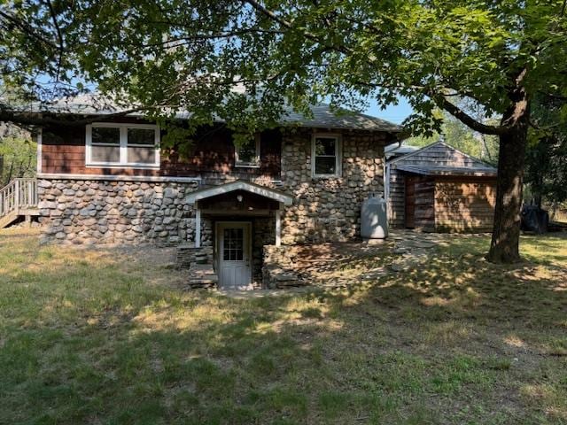 back of house featuring a lawn