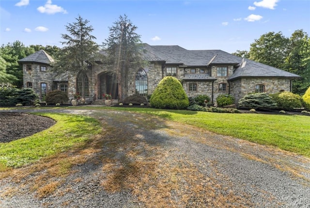 view of front facade featuring a front lawn