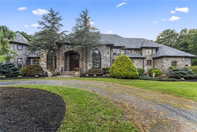 view of front of home featuring a front lawn