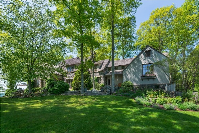 view of front facade featuring a front yard