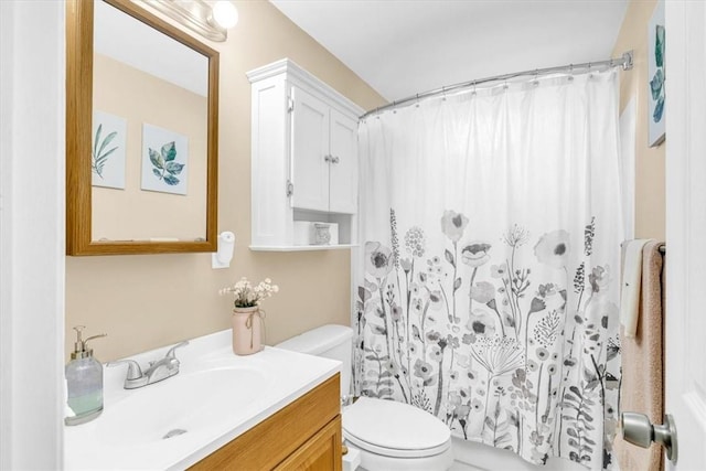 bathroom with a shower with shower curtain, vanity, and toilet