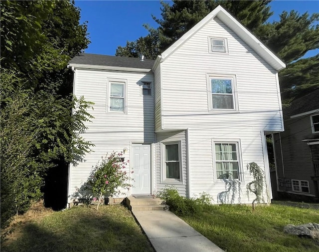 view of front of property featuring a front yard