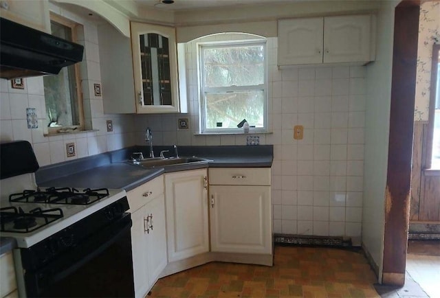 kitchen featuring white gas range oven, extractor fan, a healthy amount of sunlight, and sink