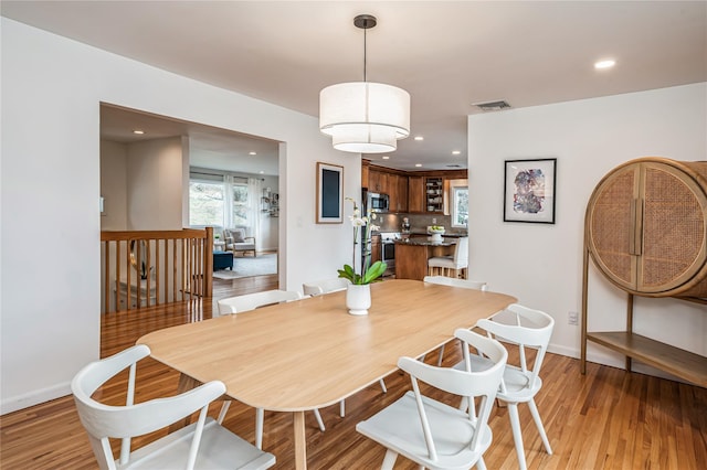 dining room featuring recessed lighting, visible vents, light wood finished floors, and baseboards