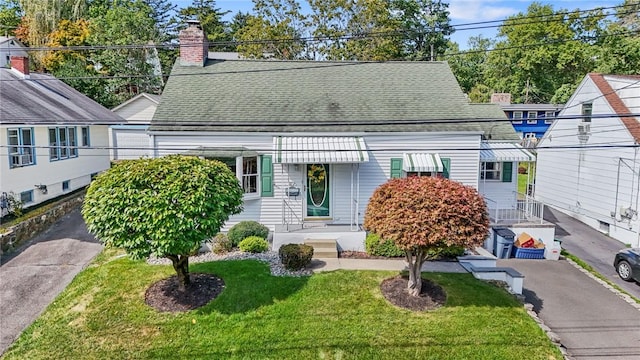 view of front facade featuring a front yard