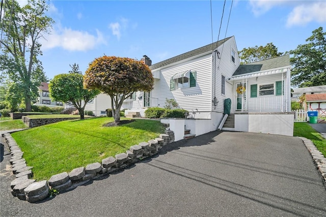 view of front of house featuring a front lawn