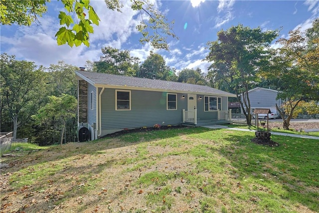 ranch-style home featuring a front lawn