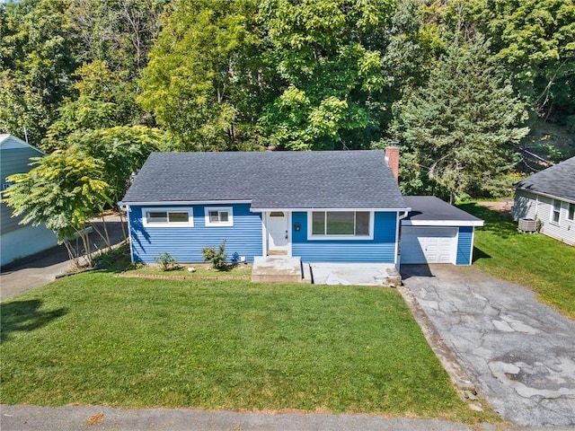 view of front of house featuring a front lawn and a garage