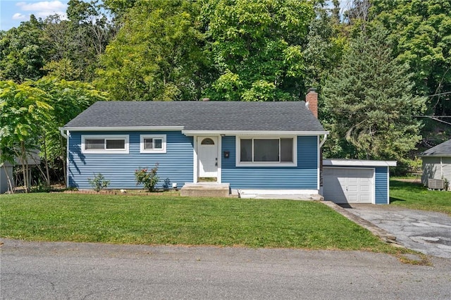 view of front facade featuring a front yard and a garage