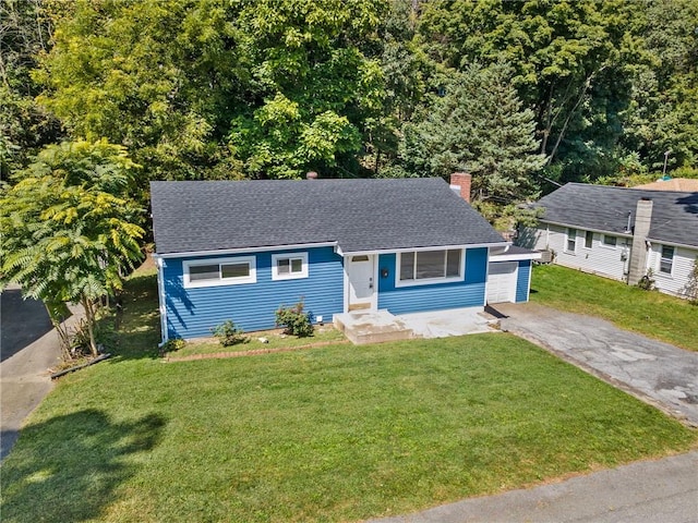 view of front of property featuring a front lawn