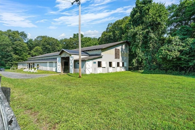 view of front of property featuring a front lawn