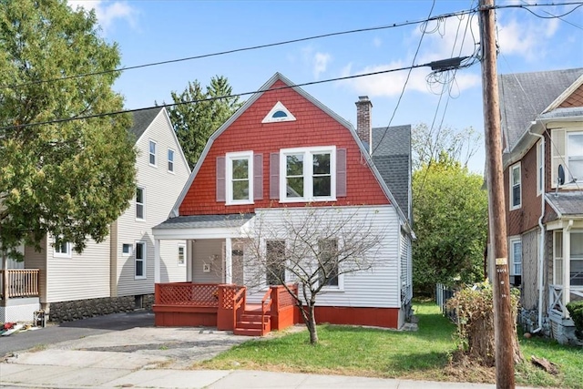 view of front facade with a front lawn