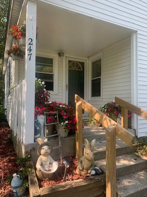 property entrance featuring a porch