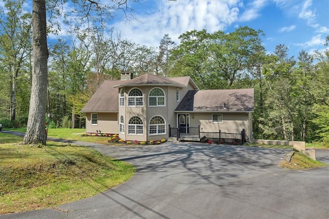 view of front of home with a front lawn