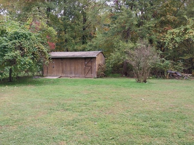 view of yard with an outbuilding