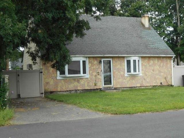 view of front of house featuring a front yard