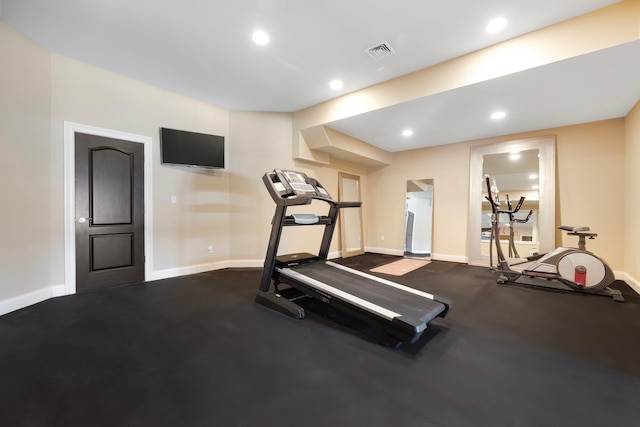 exercise room featuring recessed lighting, visible vents, and baseboards