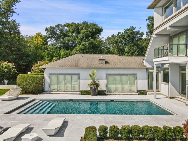 view of swimming pool featuring a patio