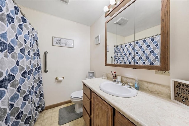 bathroom featuring a shower with curtain, vanity, and toilet