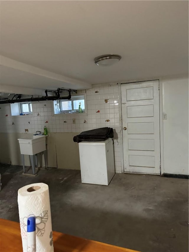 bathroom featuring tile walls