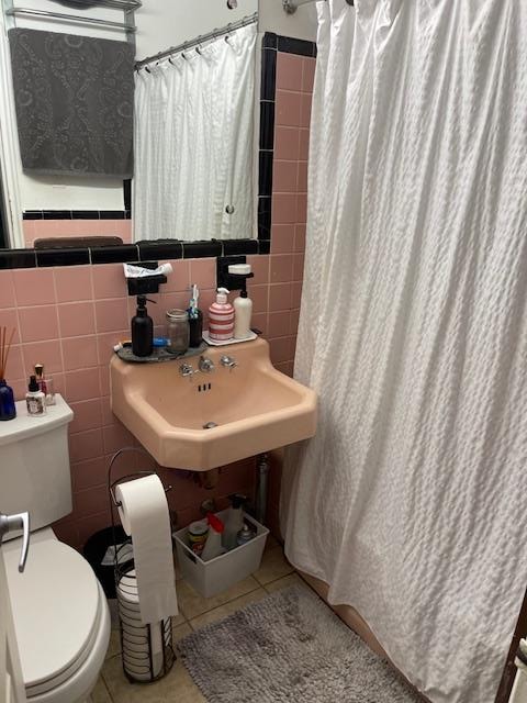 bathroom featuring tile walls