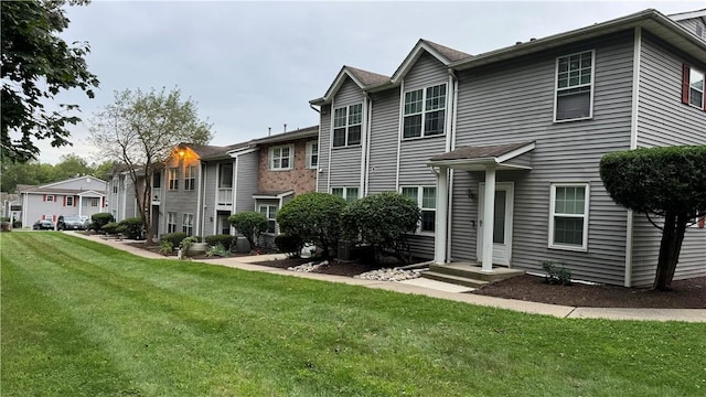 view of front of house featuring a front lawn