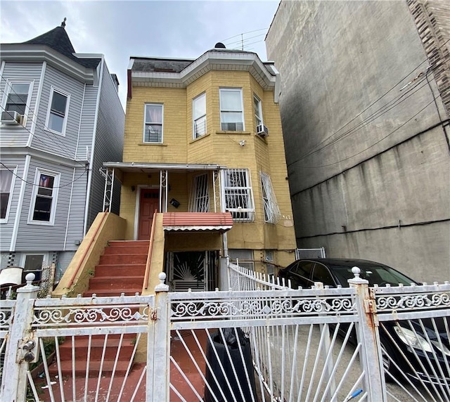 798 Elsmere Pl, Bronx, NY 10460 - townhome / multi-family property with a gate and a fenced front yard