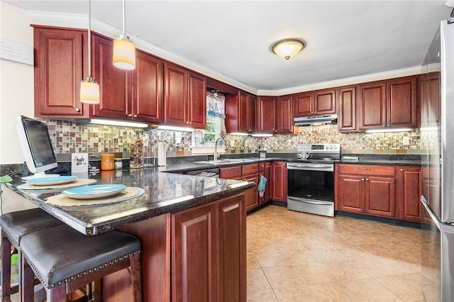 kitchen with sink, stainless steel appliances, kitchen peninsula, decorative light fixtures, and a breakfast bar area