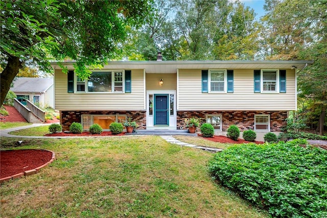 bi-level home featuring a front yard