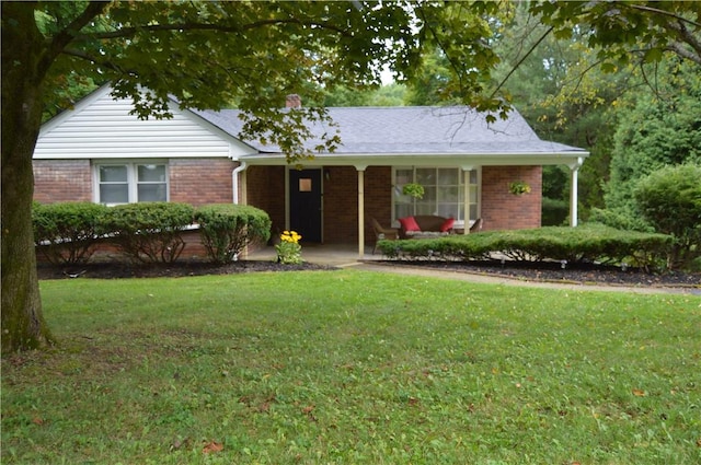 single story home with a front lawn