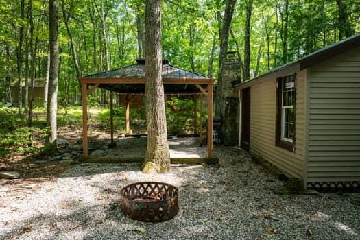 view of yard featuring a fire pit