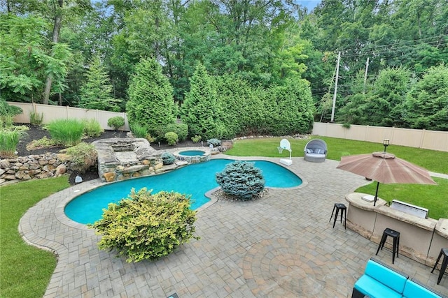 view of swimming pool with an in ground hot tub, a bar, a yard, and a patio area