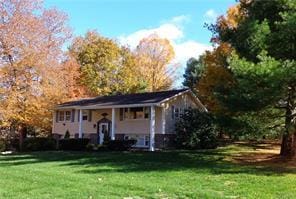 view of front of house featuring a front yard