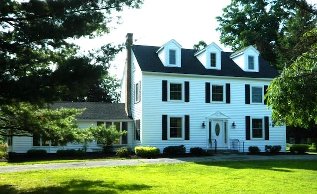 view of front of house with a front lawn