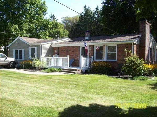 single story home featuring a front lawn