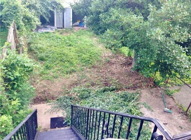 668 E 236th St, Bronx, NY 10466 - view of yard