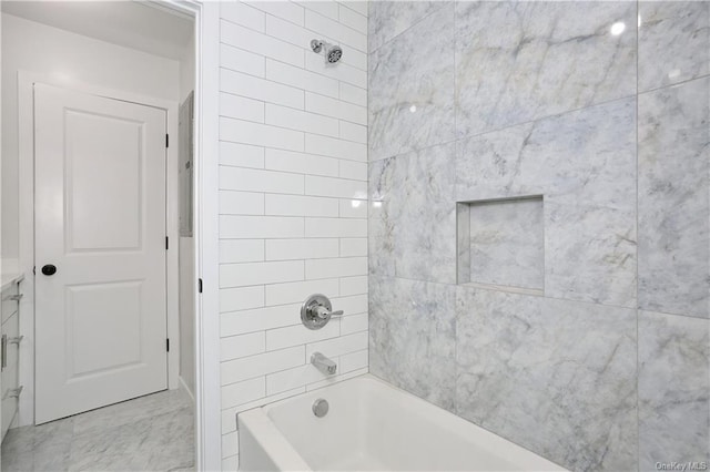 bathroom with tiled shower / bath