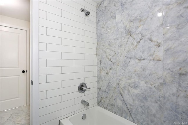 bathroom with tiled shower / bath