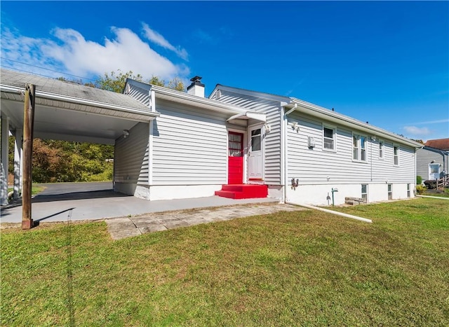 view of front of property with a carport and a front yard