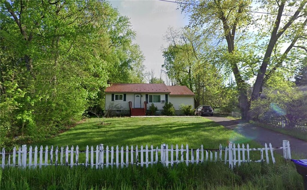 view of front of property with a front lawn