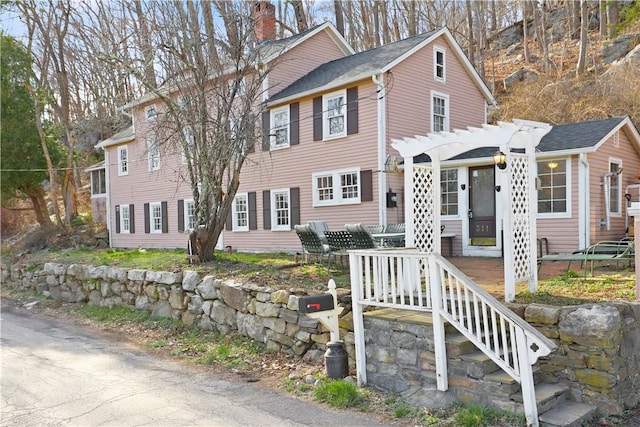 view of front of property featuring a pergola