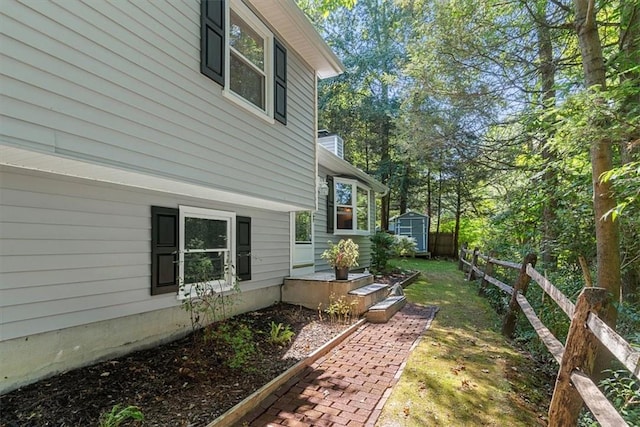 view of yard featuring a storage unit