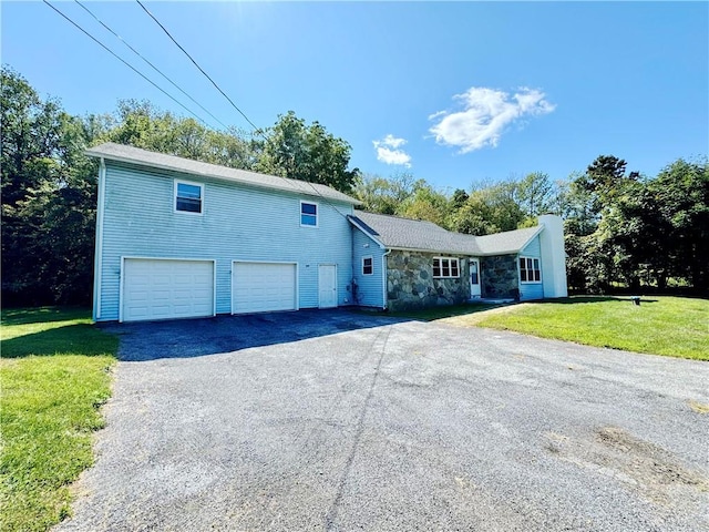 view of front of home featuring a front lawn