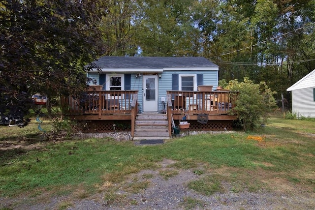 view of front facade featuring a deck and a front lawn