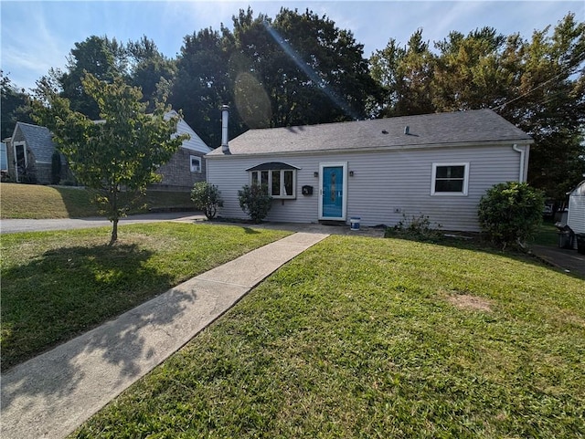 ranch-style home featuring a front lawn