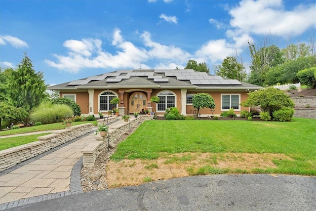 ranch-style home featuring a front lawn