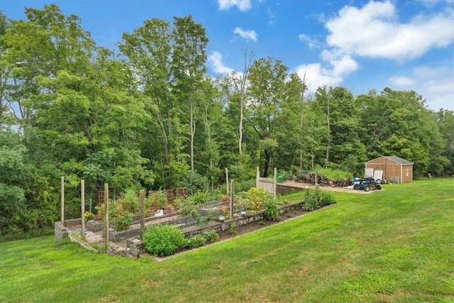 view of yard featuring an outbuilding